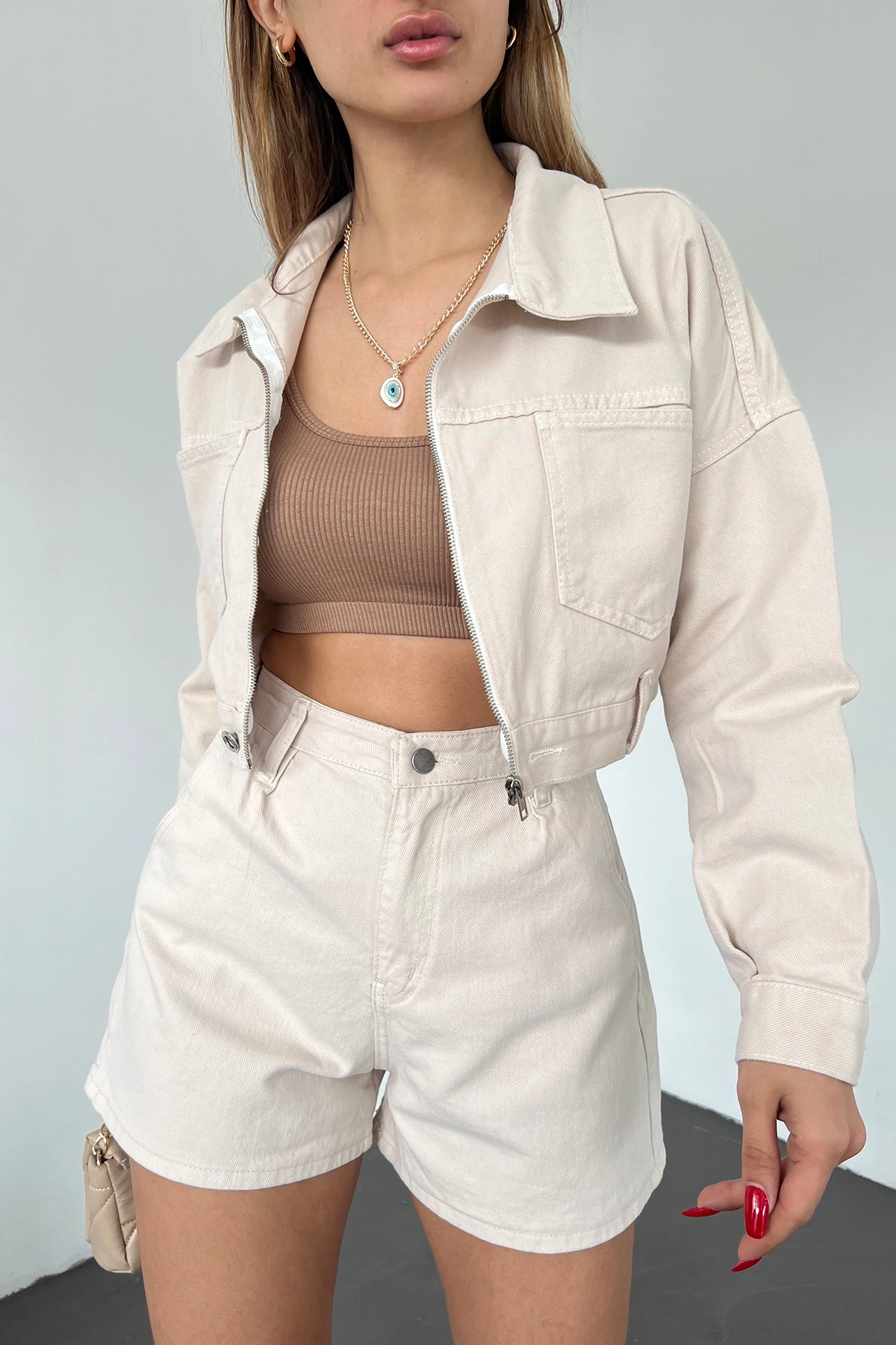 Bej Çift Cepli Fermuarlı Yıkamalı Crop Denim Ceket