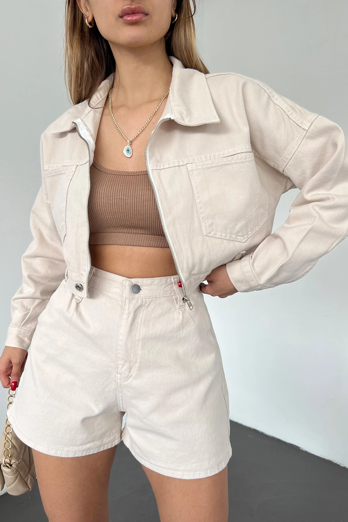 Bej Çift Cepli Fermuarlı Yıkamalı Crop Denim Ceket