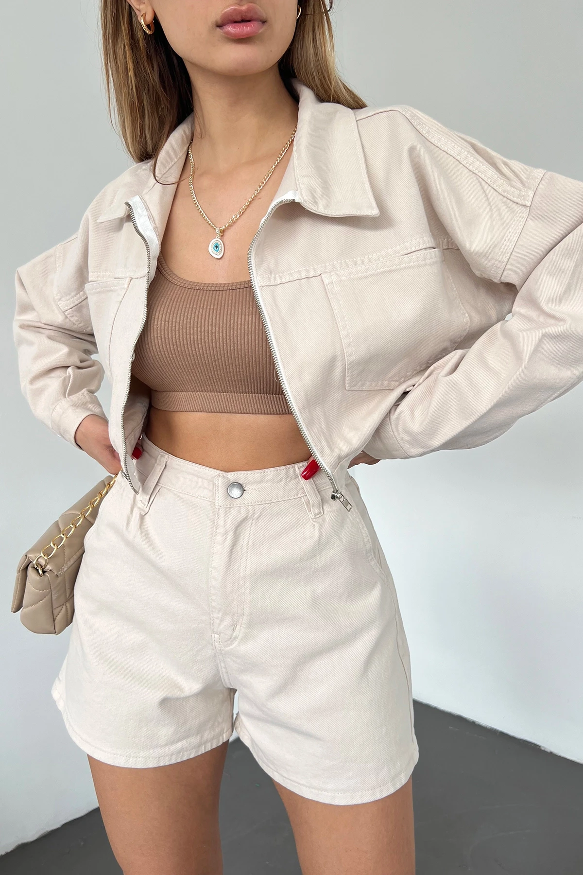 Bej Çift Cepli Fermuarlı Yıkamalı Crop Denim Ceket