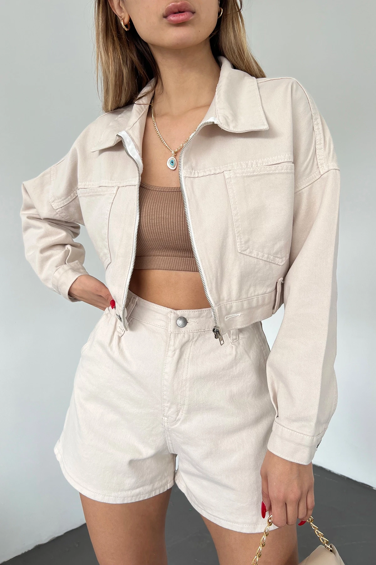 Bej Çift Cepli Fermuarlı Yıkamalı Crop Denim Ceket