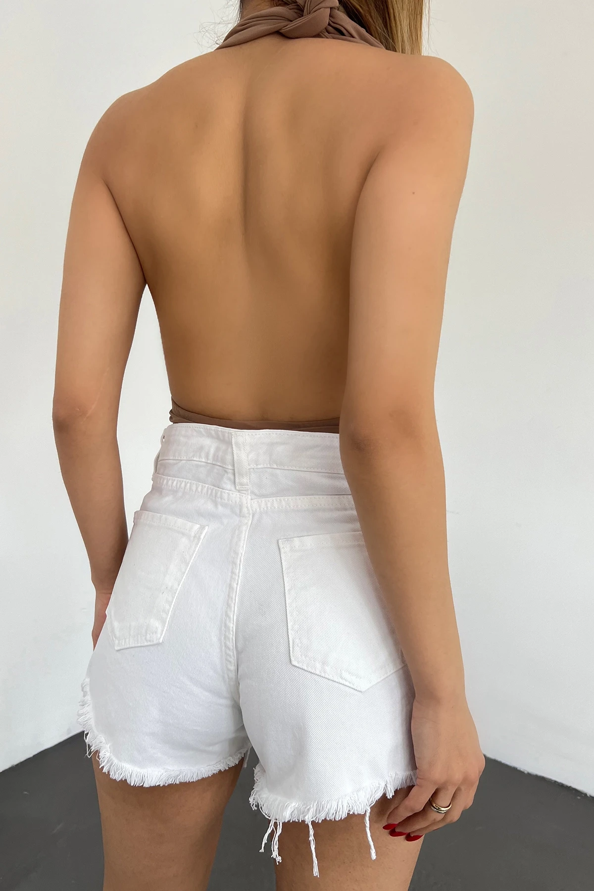 Beyaz Yıkamalı Lazer Yırtıklı Mini Denim Şort
