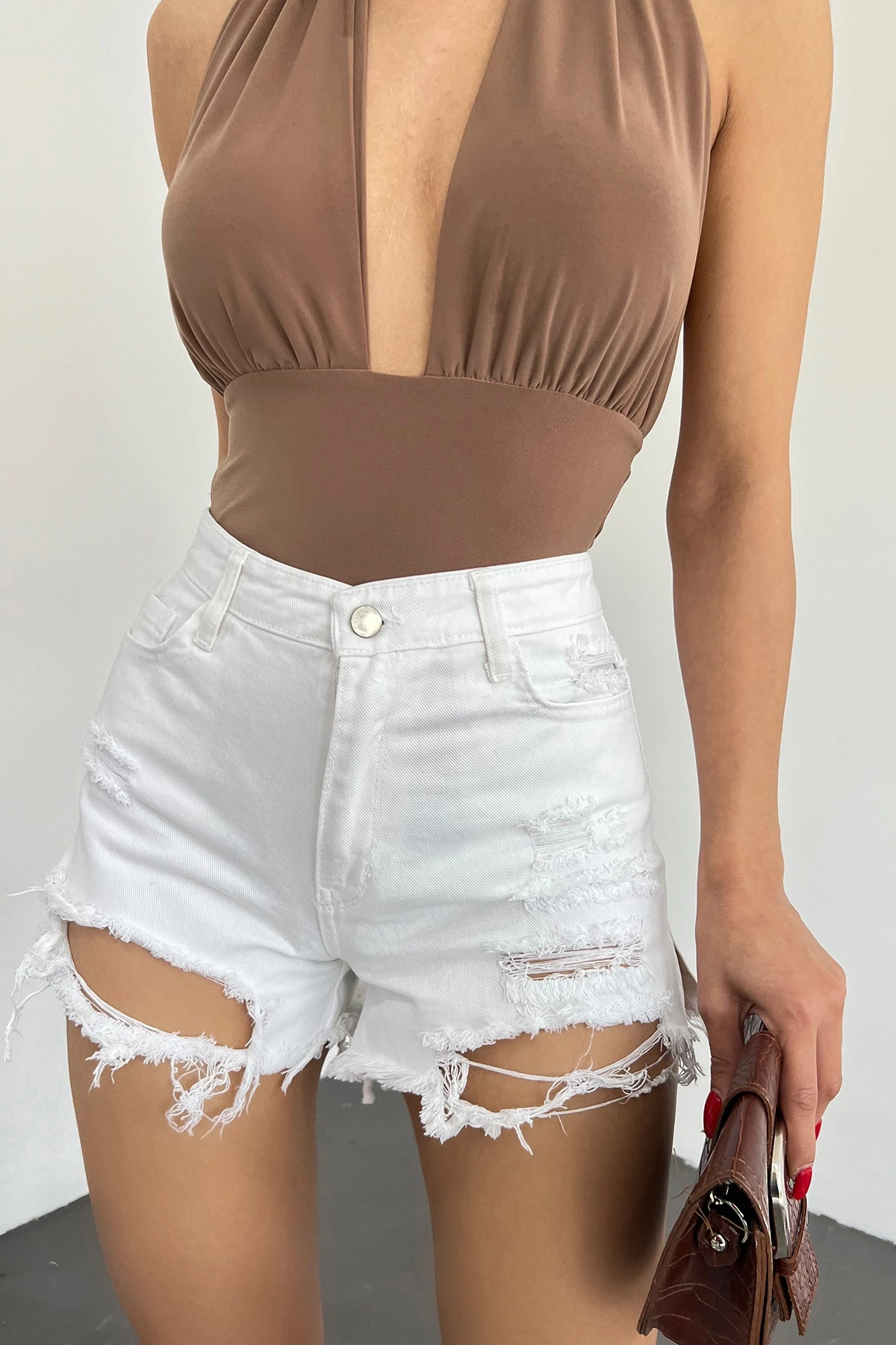 Beyaz Yıkamalı Lazer Yırtıklı Mini Denim Şort