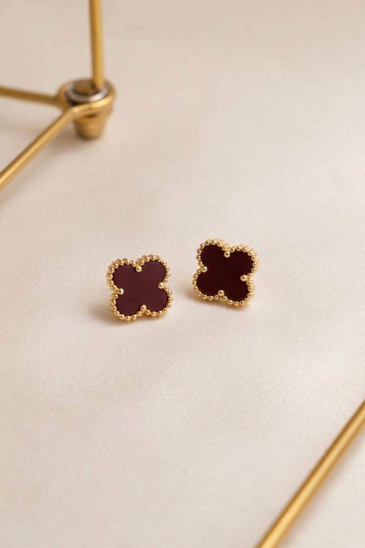 Bordo Yonca Figürlü Gold Kenarlı Küpe