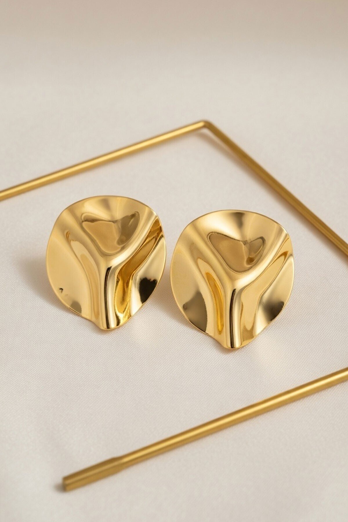 Gold Asimetrik Desen Küpe