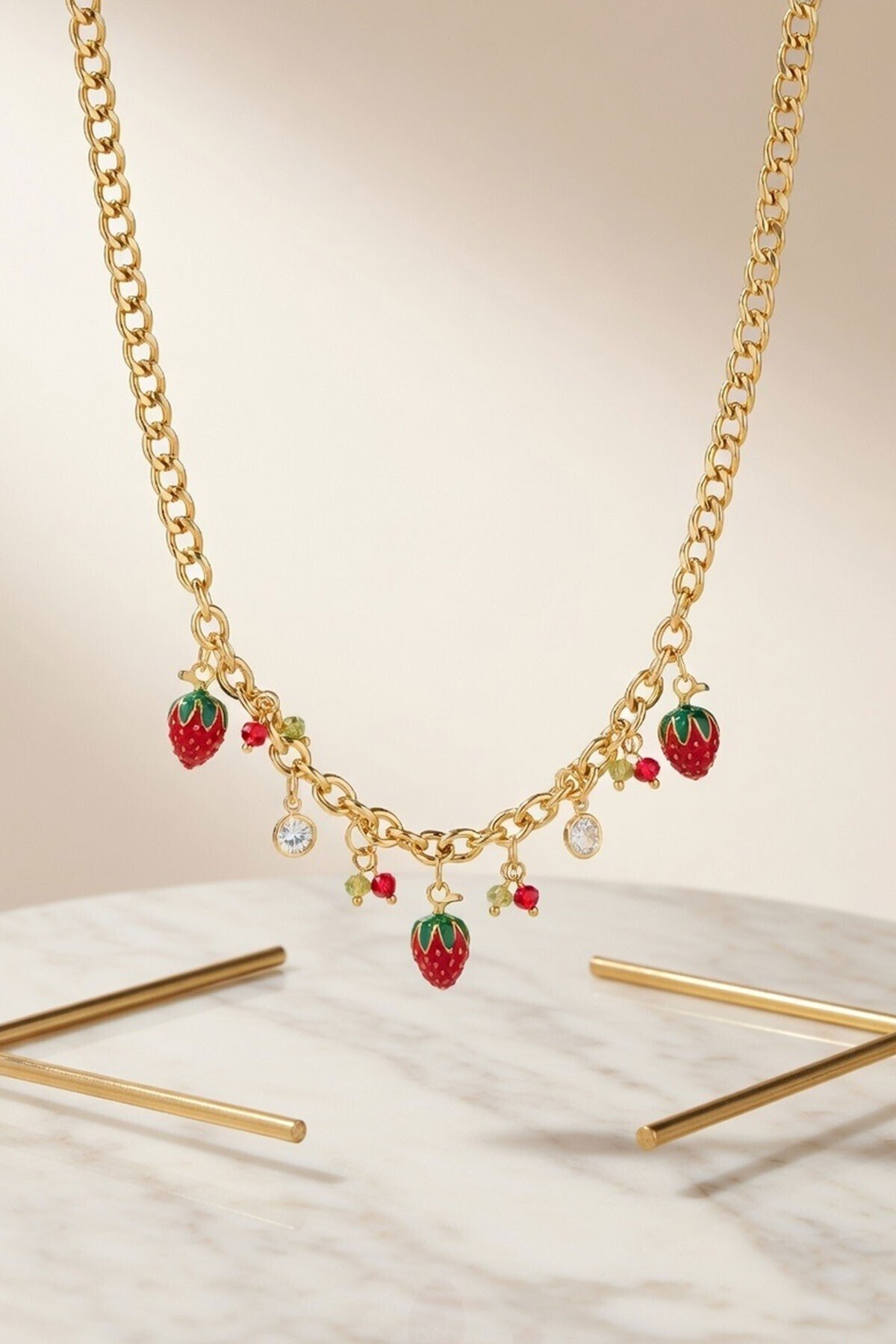 Gold Çilek Figürlü Charm Kolye
