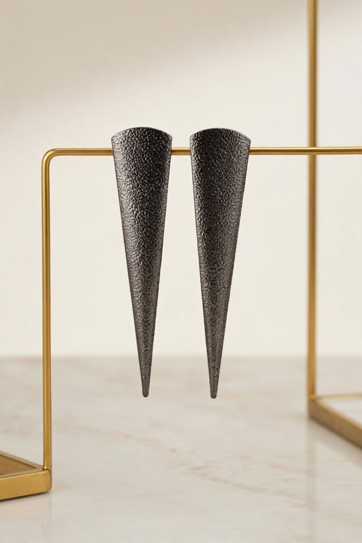 Gold Dokulu Uzun Minimal Küpe