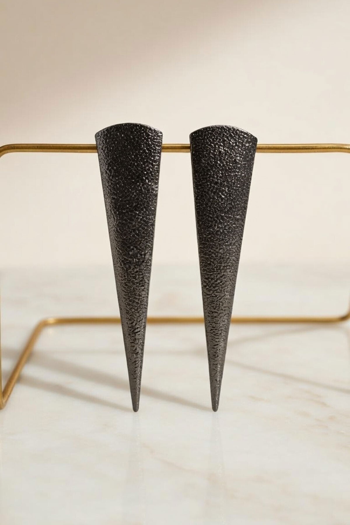 Gold Dokulu Uzun Minimal Küpe
