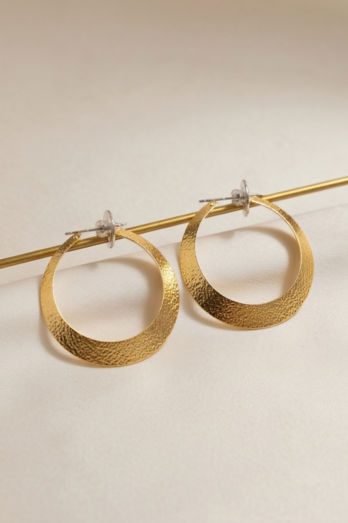 Gold Dövülmüş Dokuya Sahip Halka Küpe