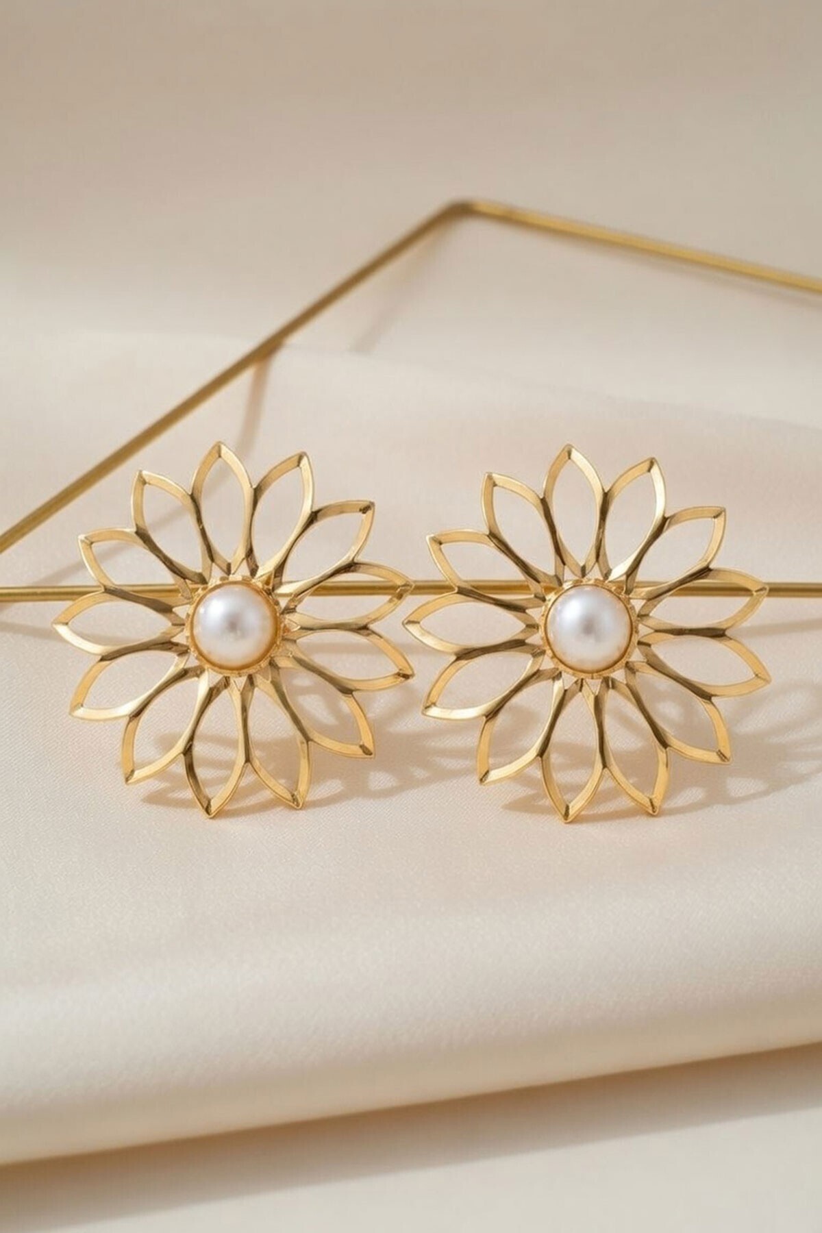 Gold Güneş Tasarımlı İnci Küpe