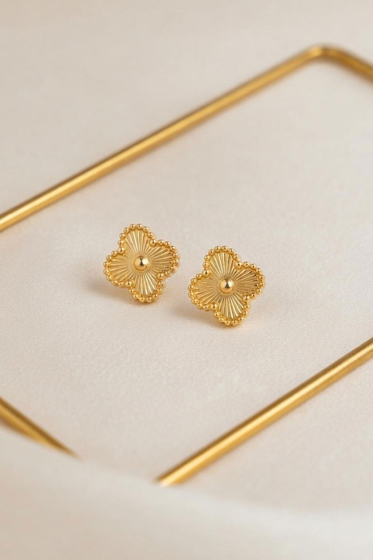 Gold Yonca Figürlü Gold Kenarlı Küpe