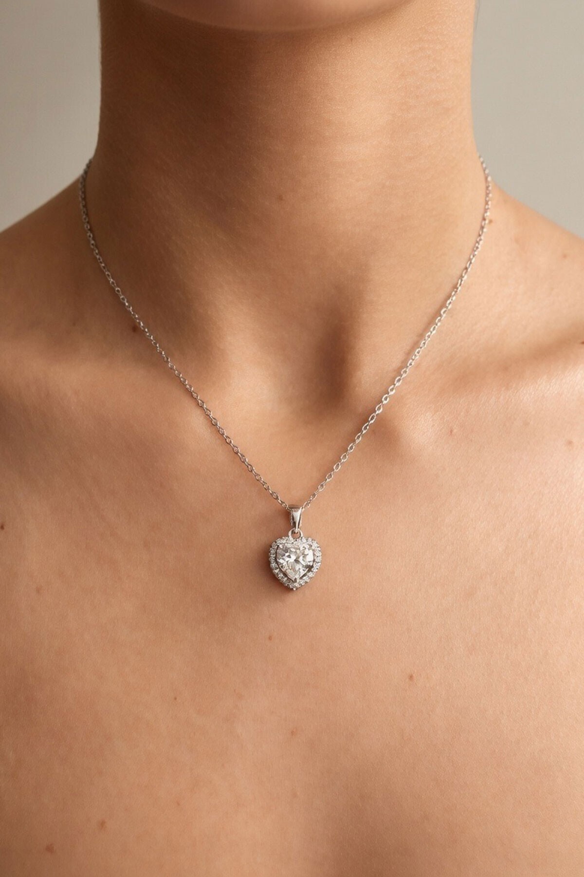 Silver Taşlı Kalp Zincir Kolye