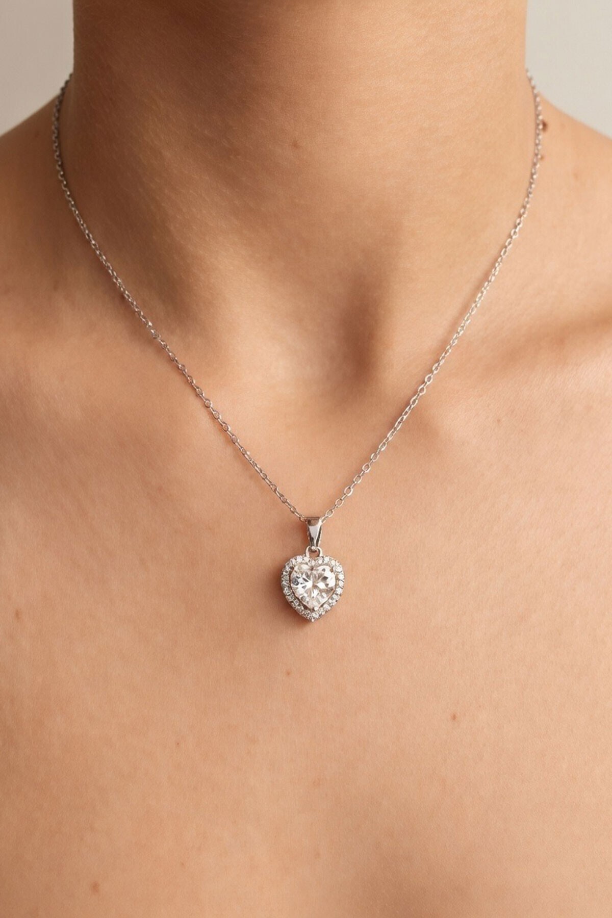 Silver Taşlı Kalp Zincir Kolye