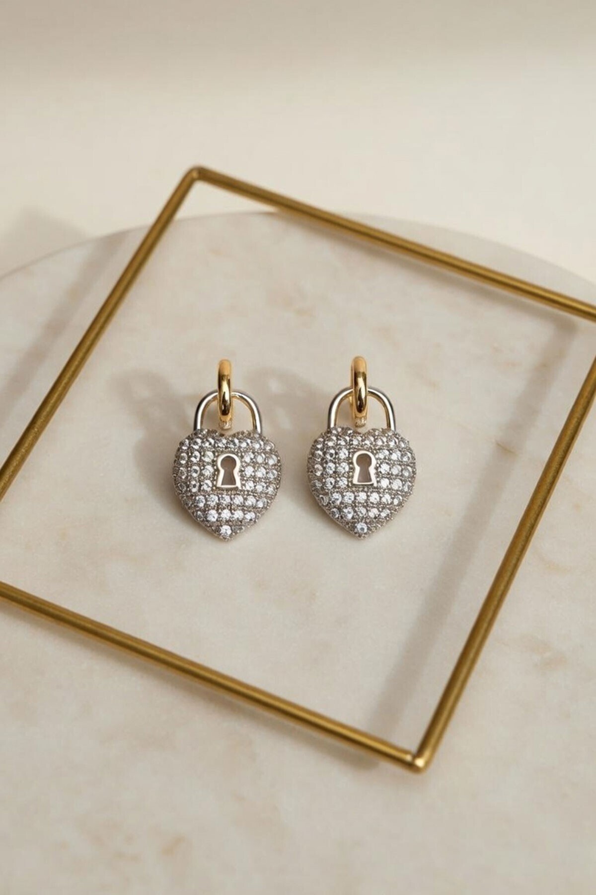 Silver Taşlı Kilit Minimal Küpe