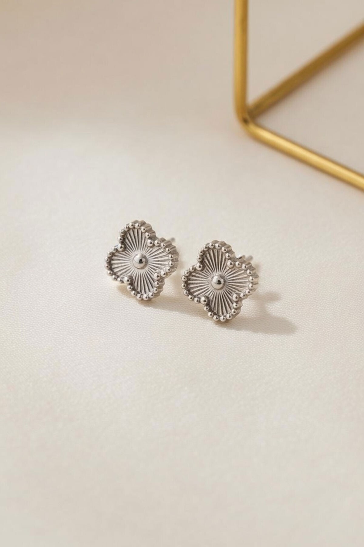 Silver Yonca Figürlü Silver Kenarlı Küpe