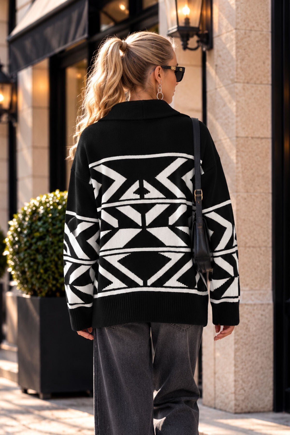 Siyah Çift Düğme Detaylı Desenli Triko Hırka