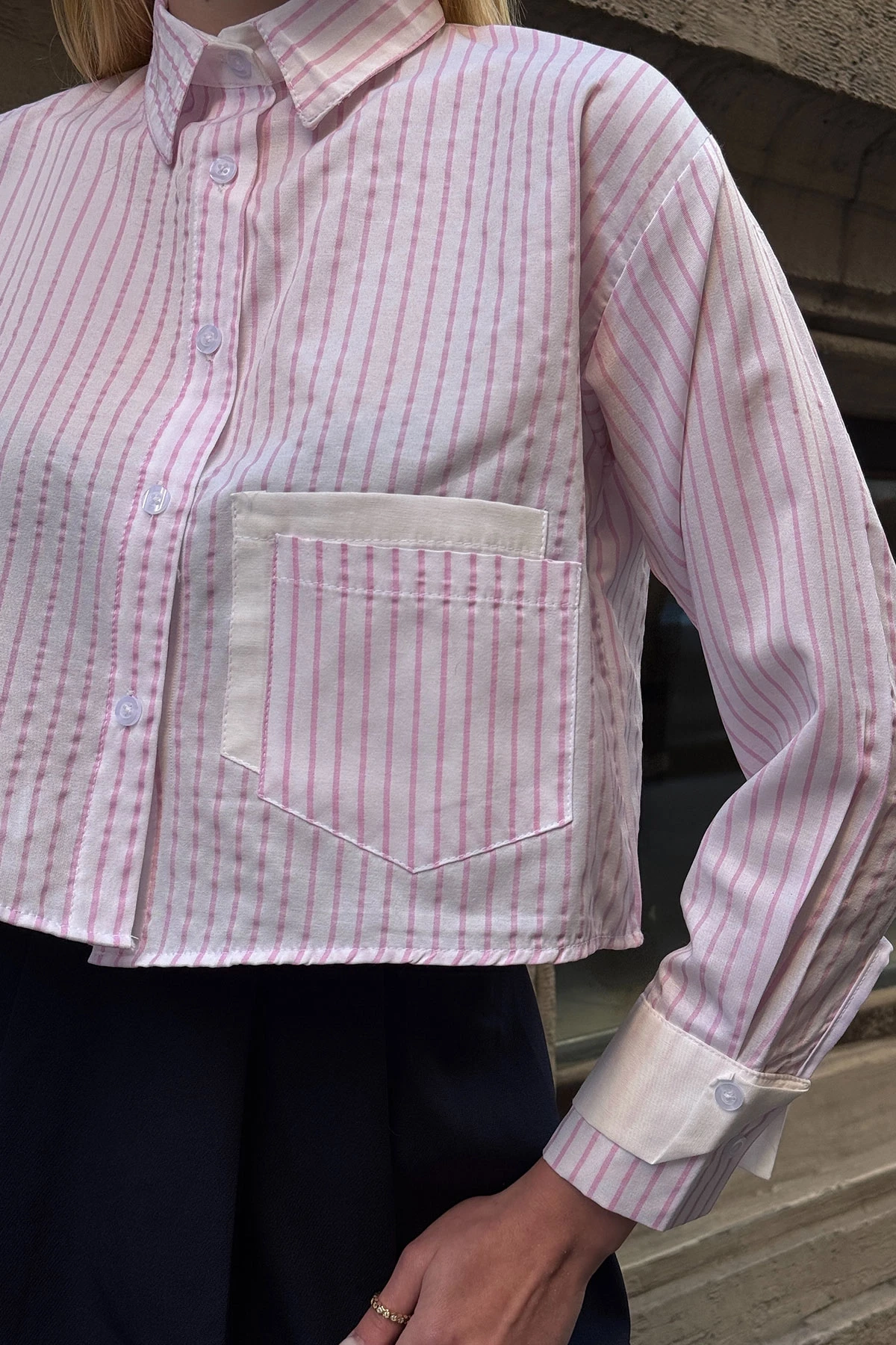 Pembe Çizgili Manşet Ve Cepleri Garnili Çizgili Oversize Crop Dokuma Gömlek