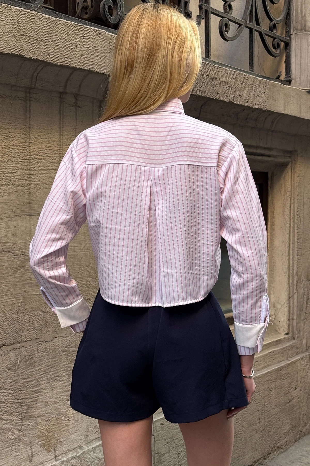 Pembe Çizgili Manşet Ve Cepleri Garnili Çizgili Oversize Crop Dokuma Gömlek