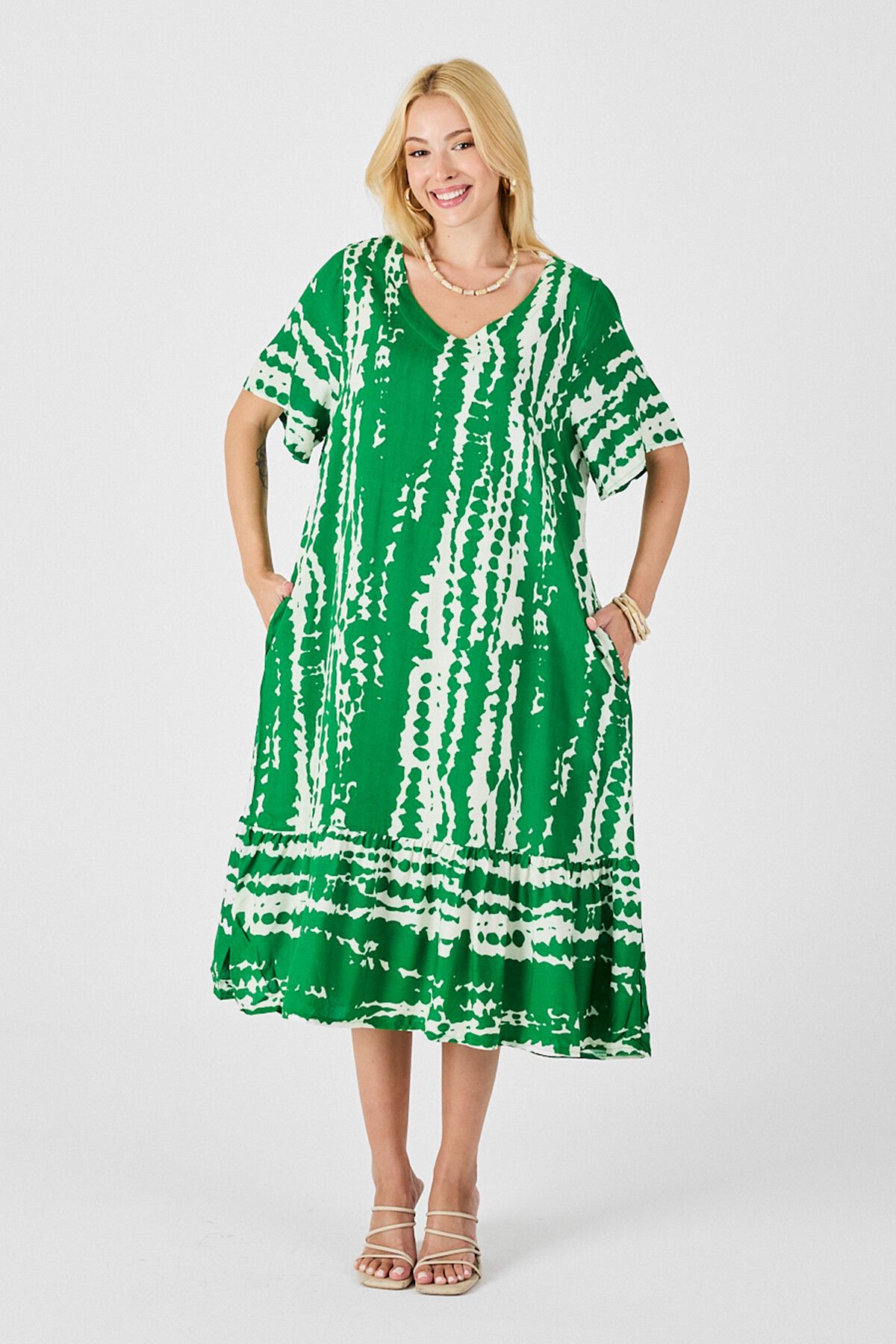 Yeşil Batik Desenli V Yaka Eteği Volanlı Oversize Elbise