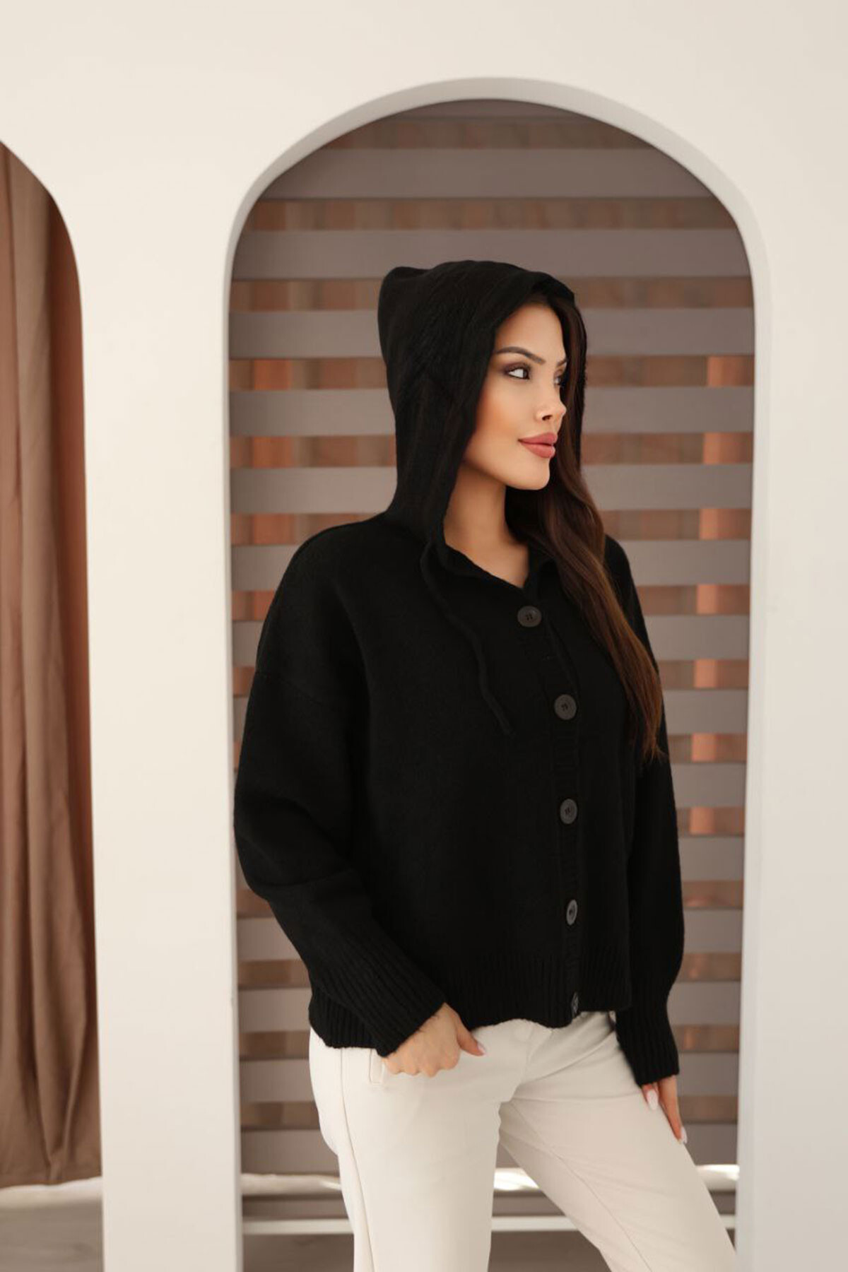 Siyah Düğmeli Kapüşonlu Soft Touch Triko Hırka