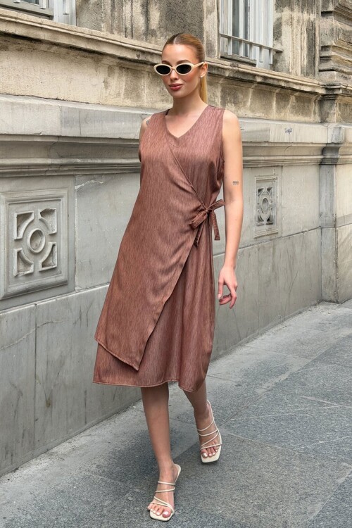 Kahverengi Sıfır Kol Yandan Bağlamalı Tensel Kumaş Dokuma Elbise