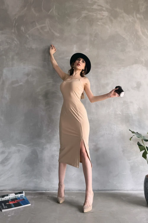 Bej İp Askılı Yırtmaç Detaylı Midi Boy Dalgıç Gece Elbisesi 
