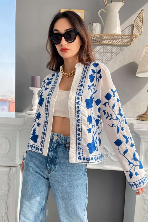 Beyaz Hakim Yaka Full Nakış İşlemeli Önü Düğmeli Poplin Gömlek Bluz BC241153