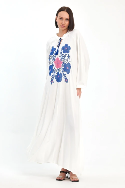 Beyaz Hakim Yaka Nakış İşlemeli Uzun Boy Dokuma Elbise