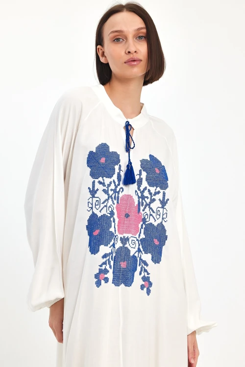 Beyaz Hakim Yaka Nakış İşlemeli Uzun Boy Dokuma Elbise