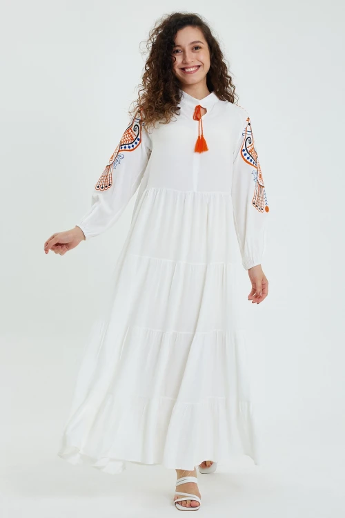 Maxi Boy Beyaz Nakış İşlemeli Kat Kat Volanlı Uzun Boy Dokuma Elbise BCVL-24947