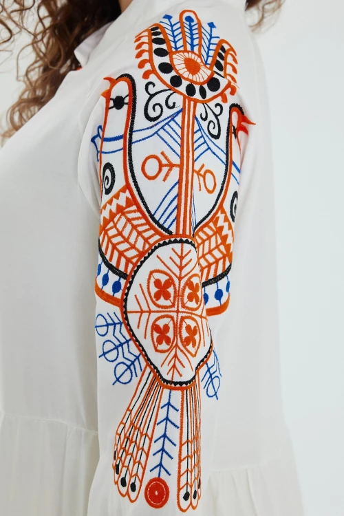 Maxi Boy Beyaz Nakış İşlemeli Kat Kat Volanlı Uzun Boy Dokuma Elbise BCVL-24947