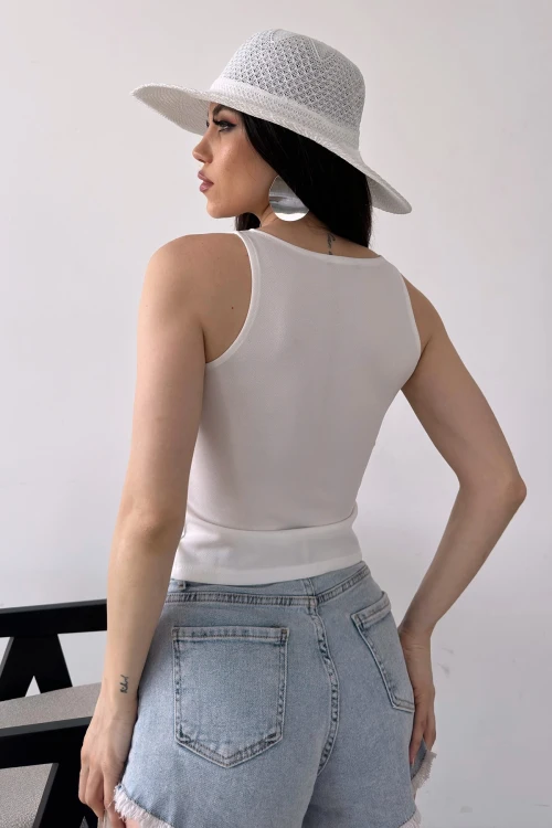 Beyaz Tül Detaylı Göğüs Dekolteli Kolsuz Bluz BCDF-241065