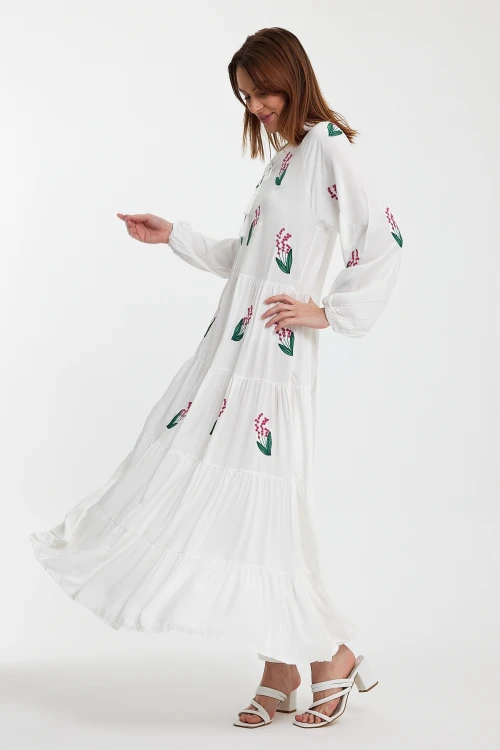 Maxi Boy Beyaz Yakası Bağcıklı Nakış İşlemeli Kat Kat Volanlı Uzun Boy Dokuma Elbise BCVL-24926