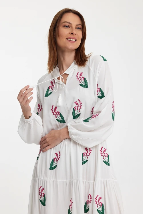 Maxi Boy Beyaz Yakası Bağcıklı Nakış İşlemeli Kat Kat Volanlı Uzun Boy Dokuma Elbise BCVL-24926