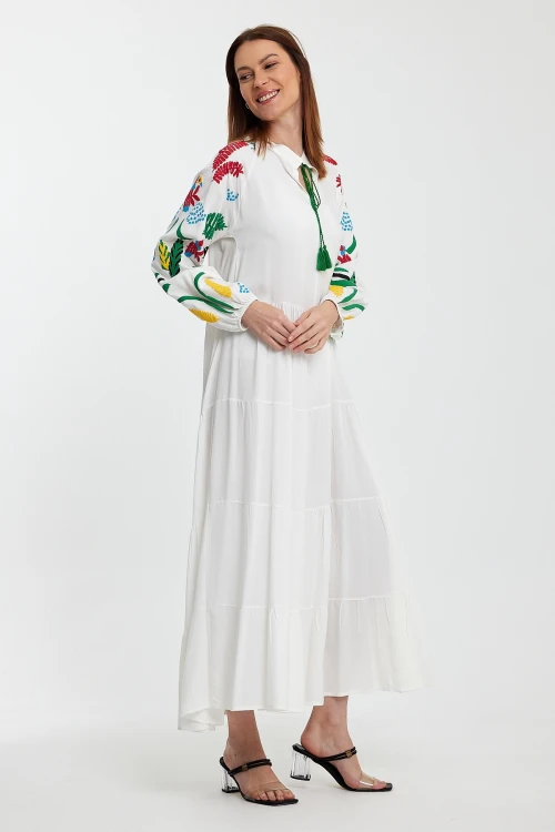 Maxi Boy Beyaz Yakası Bağlamalı Nakış İşlemeli Uzun Boy Dokuma Elbise BCVL-241027