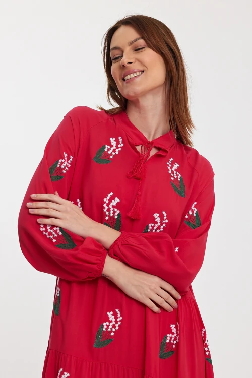 Maxi Boy Fuşya Yakası Bağcıklı Nakış İşlemeli Kat Kat Volanlı Uzun Boy Dokuma Elbise BCVL-24926