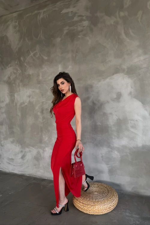 Kırmızı Degaje Yaka Derin Yırtmaçlı Maxi Boy Buzzy Gece Elbisesi