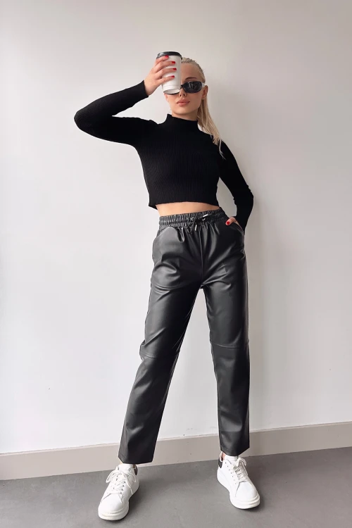 Siyah Beli Lastikli Rahat Kesim Parçalı Suni Deri Joger Pantolon