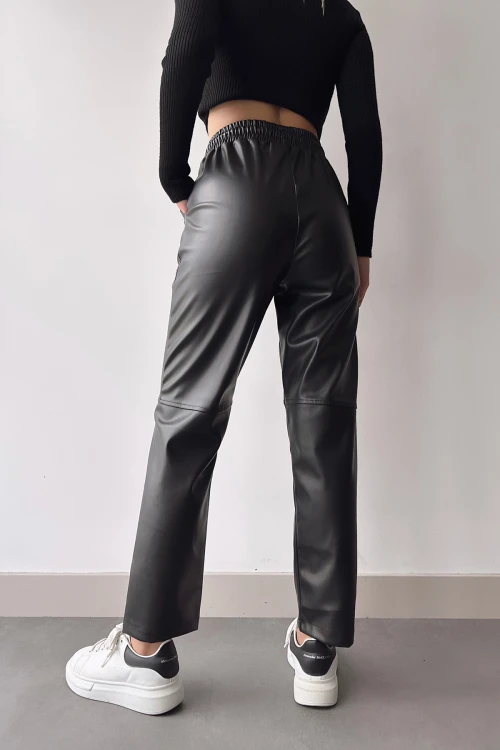 Siyah Beli Lastikli Rahat Kesim Parçalı Suni Deri Joger Pantolon
