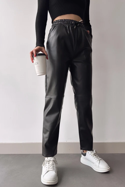 Siyah Beli Lastikli Rahat Kesim Parçalı Suni Deri Joger Pantolon