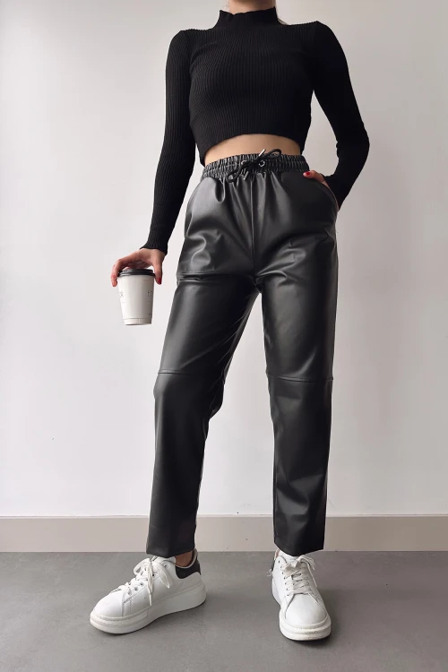 Siyah Beli Lastikli Rahat Kesim Parçalı Suni Deri Joger Pantolon