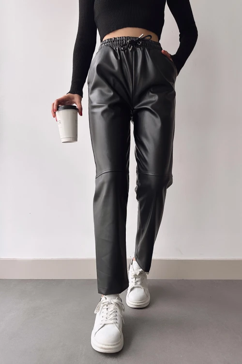 Siyah Beli Lastikli Rahat Kesim Parçalı Suni Deri Joger Pantolon