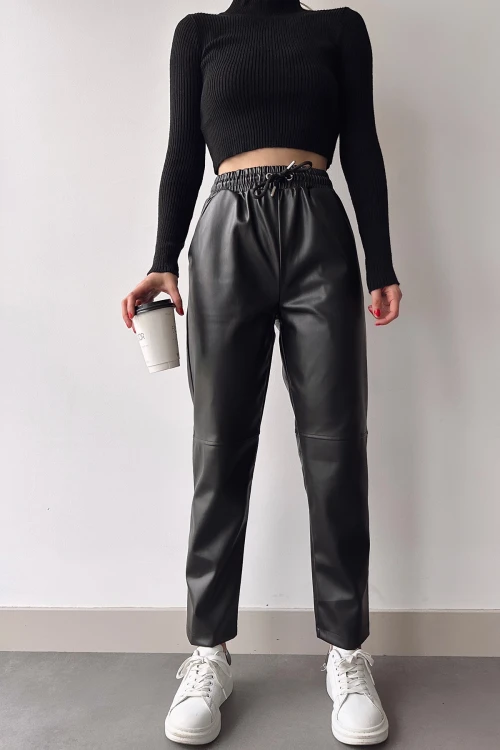 Siyah Beli Lastikli Rahat Kesim Parçalı Suni Deri Joger Pantolon