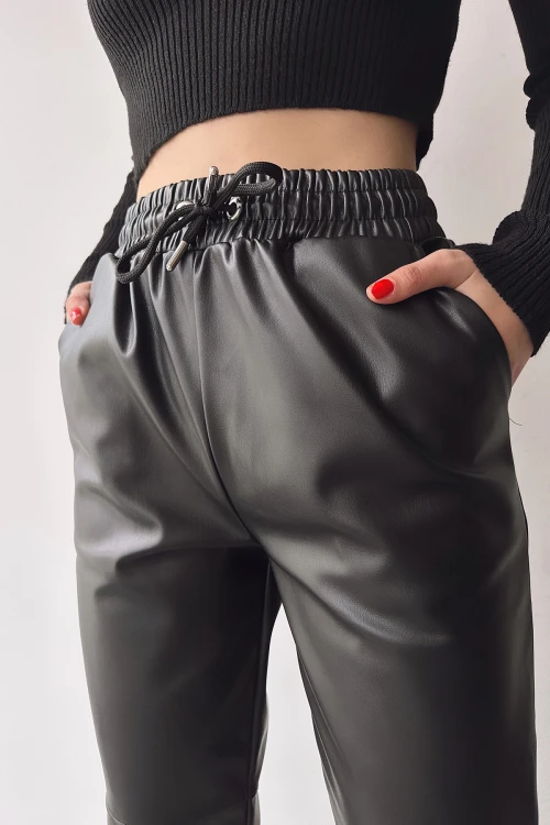 Siyah Beli Lastikli Rahat Kesim Parçalı Suni Deri Joger Pantolon