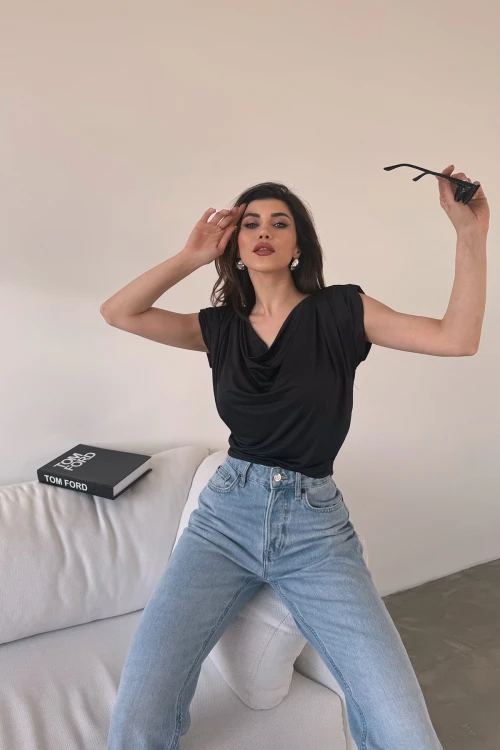 Siyah Degaje Yaka Vatkalı Yumuşak Dokulu Yazlık Bluz