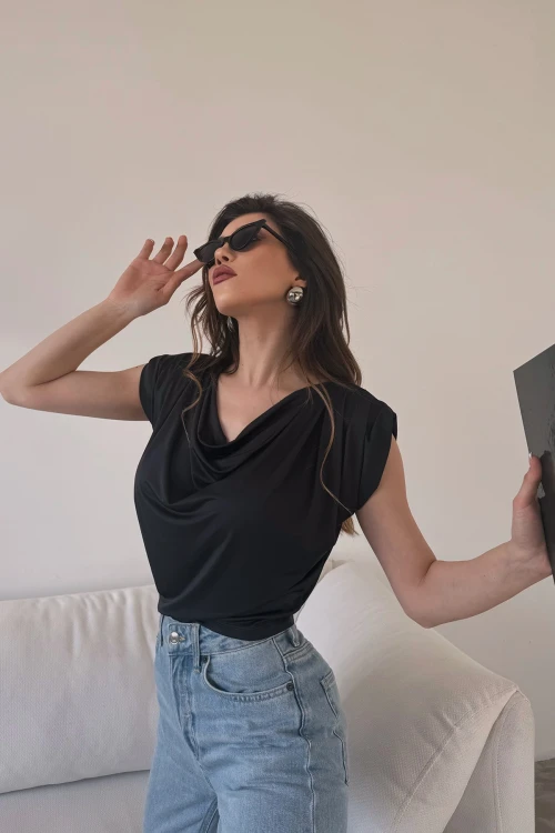Siyah Degaje Yaka Vatkalı Yumuşak Dokulu Yazlık Bluz