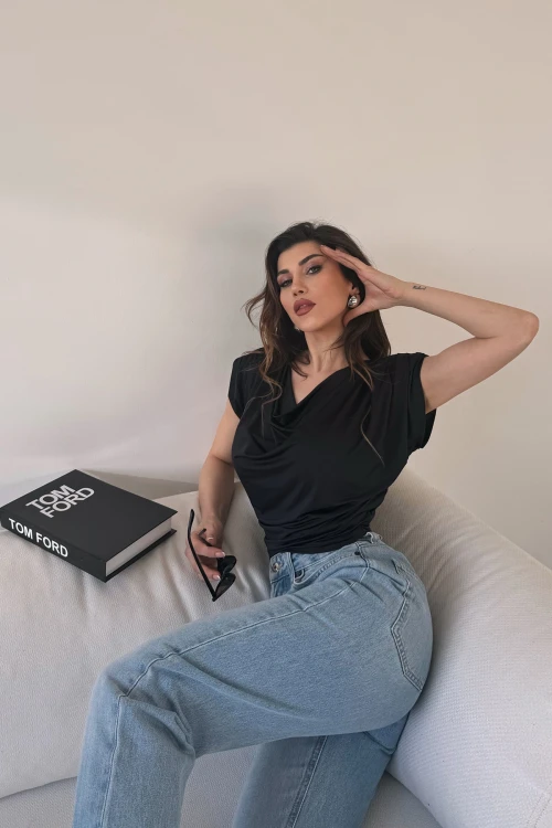 Siyah Degaje Yaka Vatkalı Yumuşak Dokulu Yazlık Bluz