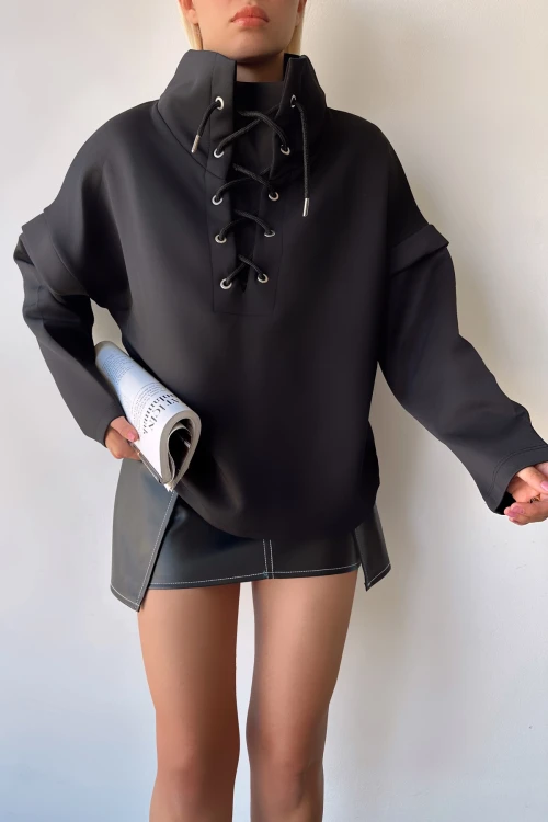 Siyah Dik Yaka Kuş Gözü Bağcıklı Scuba Sweatshirt