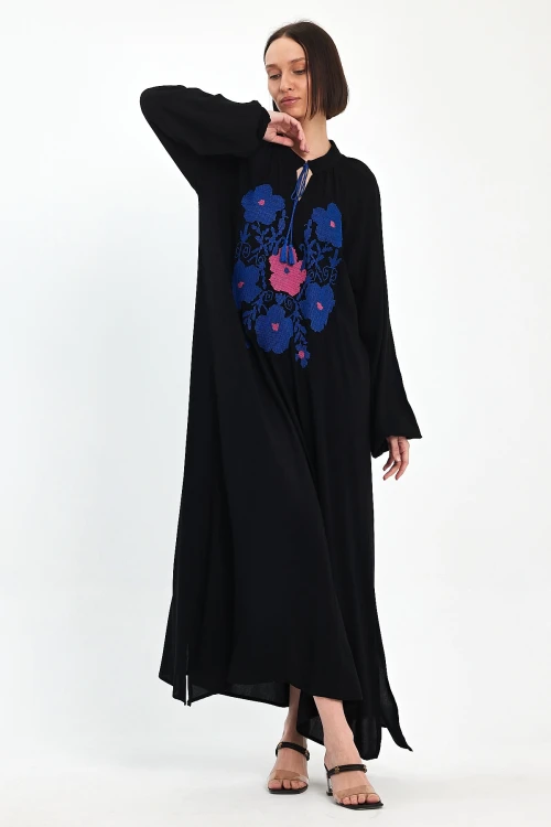 Siyah Hakim Yaka Nakış İşlemeli Uzun Boy Dokuma Elbise