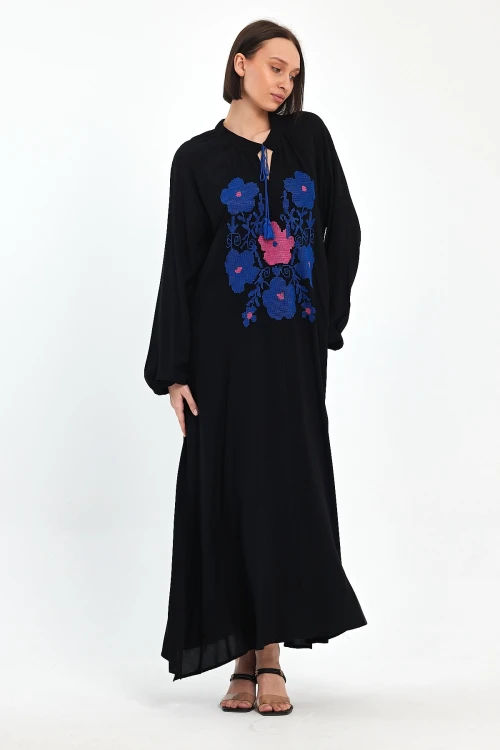 Siyah Hakim Yaka Nakış İşlemeli Uzun Boy Dokuma Elbise