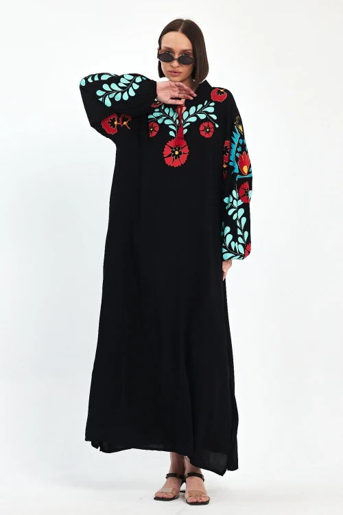 Maxi Boy Siyah Hakim Yaka Nakış İşlemeli Uzun Boy Dokuma Elbise BCVL-241049